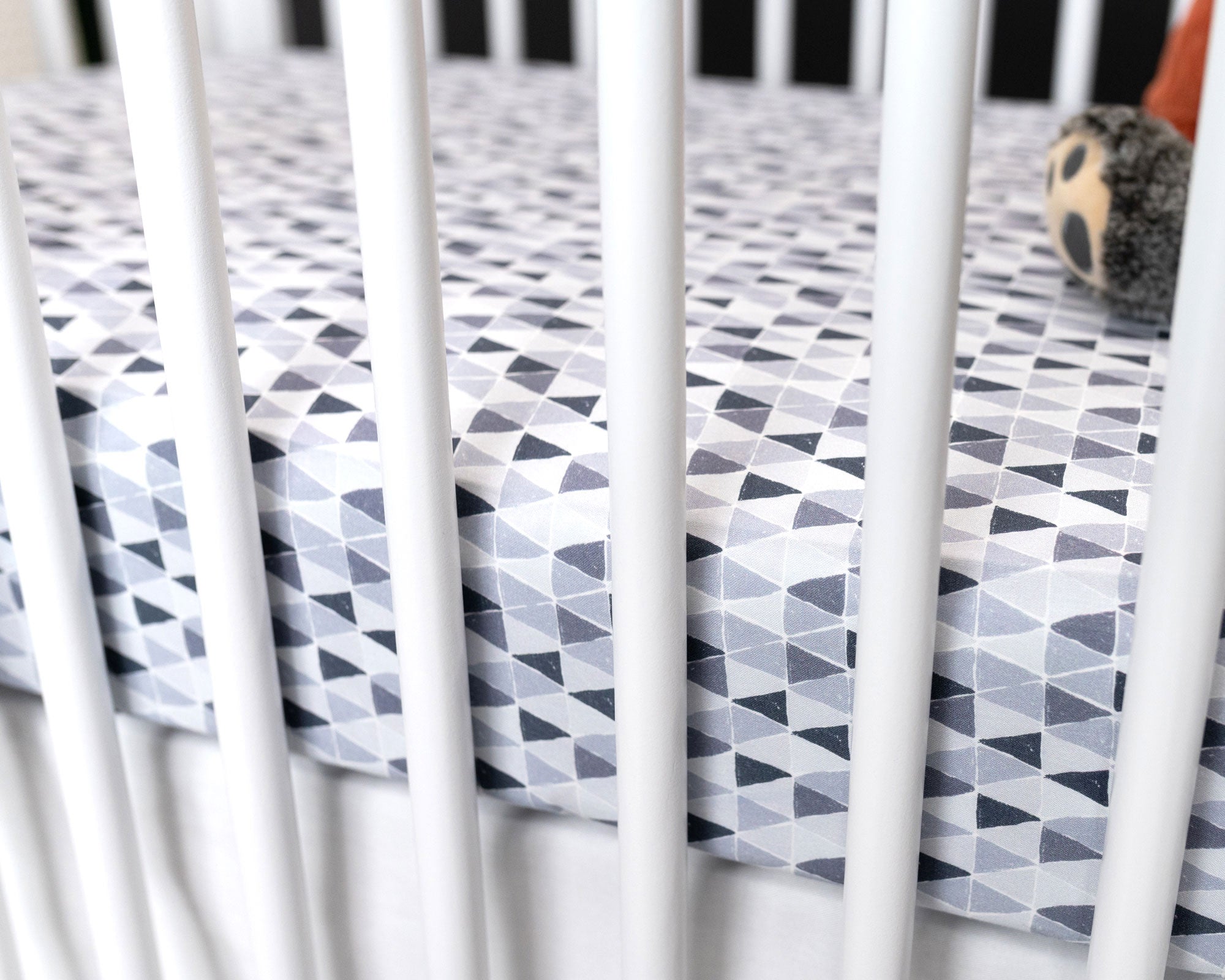 Gray Banners Marching - Fitted Crib Sheet - Monochrome Mini-Triangles - Olli+Lime
